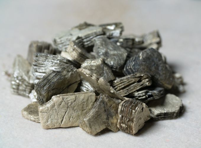 La vermiculite est un minéral qui résiste aux températures élevées.