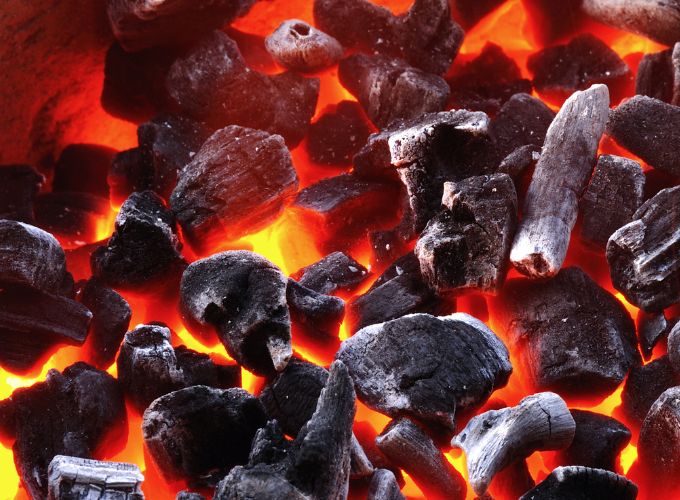 Allumer le barbecue avec du charbon de bois