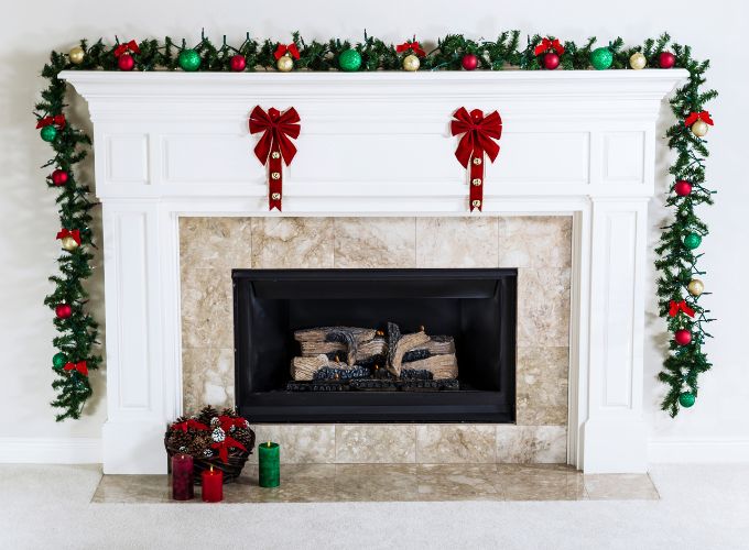 Décorations de cheminée minimalistes pour Noël