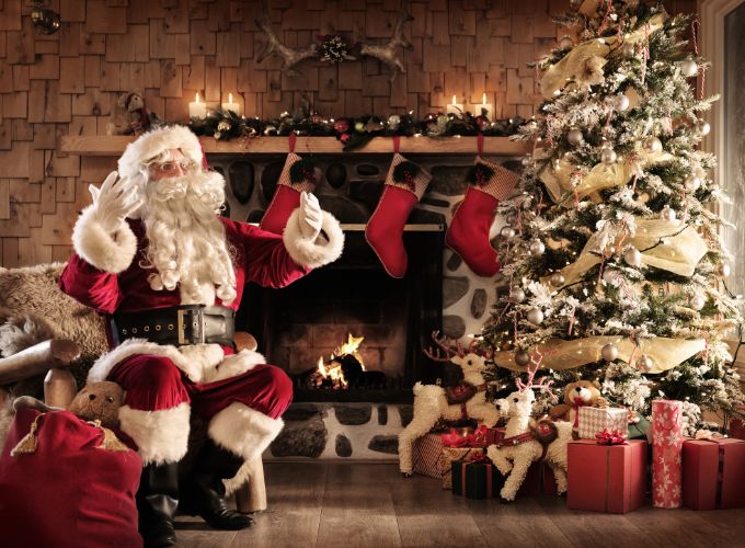 Le Père Noël déposant des cadeaux sous le sapin à l'époque de Noël