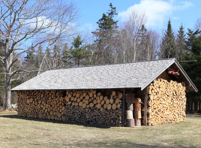 Structure d'un abri pour protéger le bois de chauffage