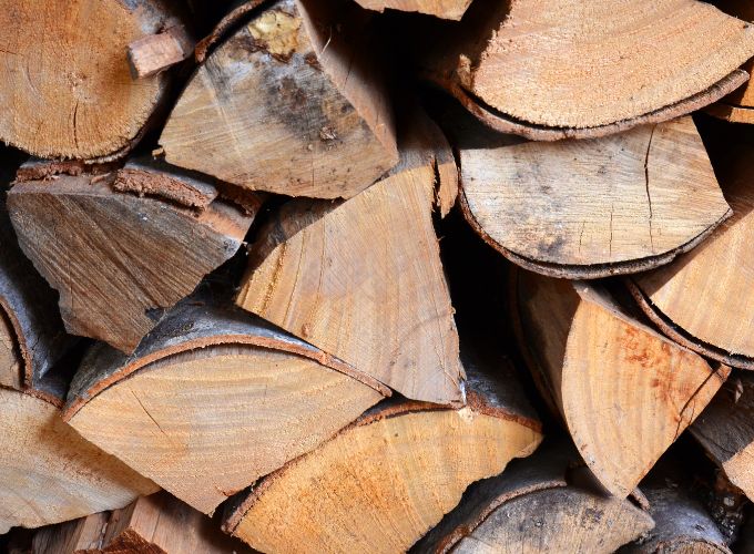 Utilisez du bois de chauffage sec et non résineux pour la cheminée