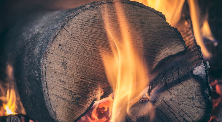 Comment prévenir les brûlures causées par le contact direct avec les poêles à bois ?