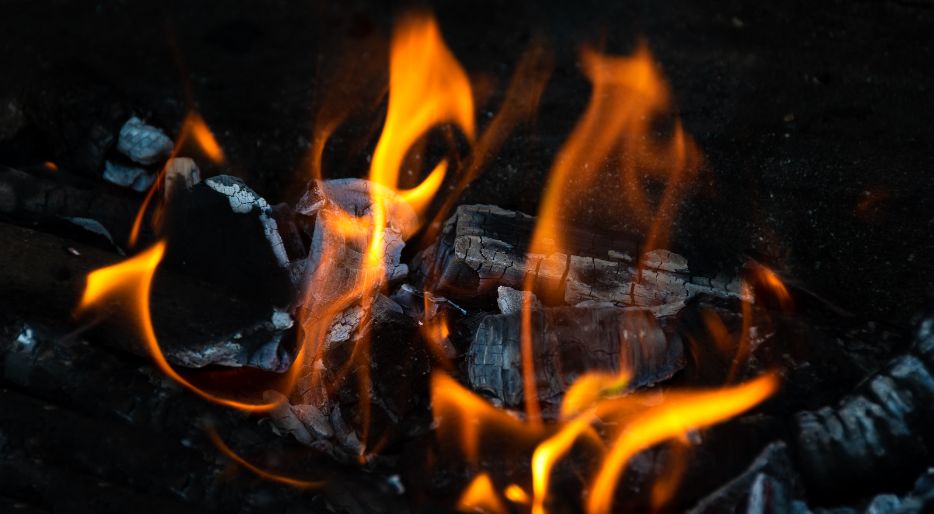 Comment éteindre un feu de cheminée en toute sécurité?