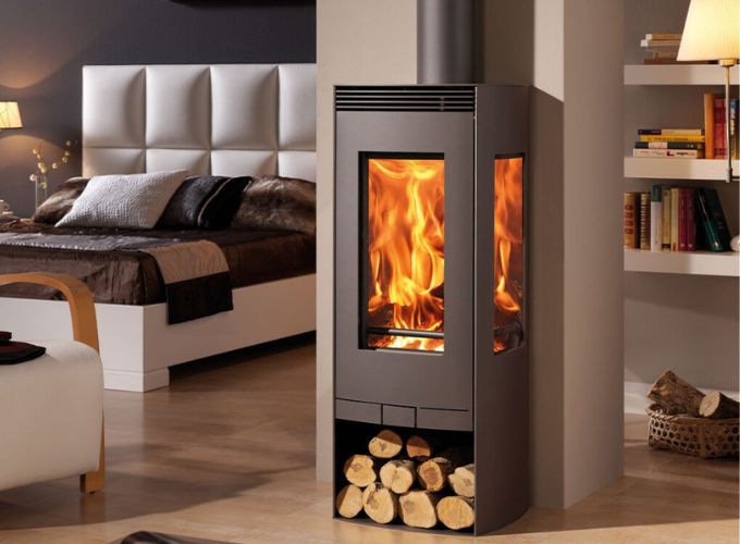 pôele à bois étroite avec rangement bas pour les petits espaces