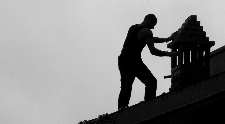 ramoneur professionnel nettoyer une cheminée