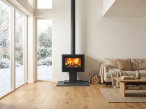 Poêle à bois scandinave noir dans un salon moderne et lumineux avec décoration nordique et ambiance chaleureuse